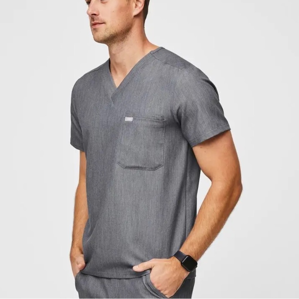 Figs leon three pocket scrub top gray size M